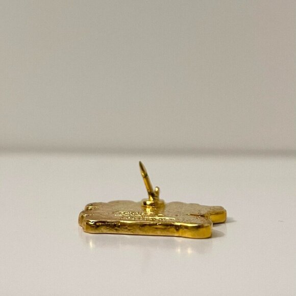 CDF Canada Pin Bunny Rabbit Flaws - Picture 6 of 8